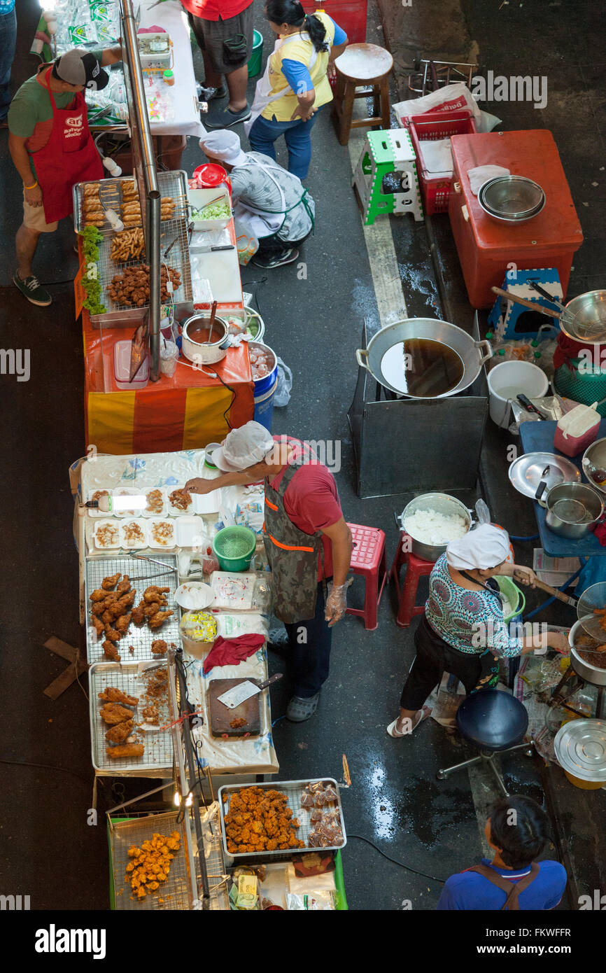 Domenica, Bangkok street cottura a Sala Daeng (Thailandia). La minima patch di pavimentazione è ripreso da banchi di cibo. Foto Stock