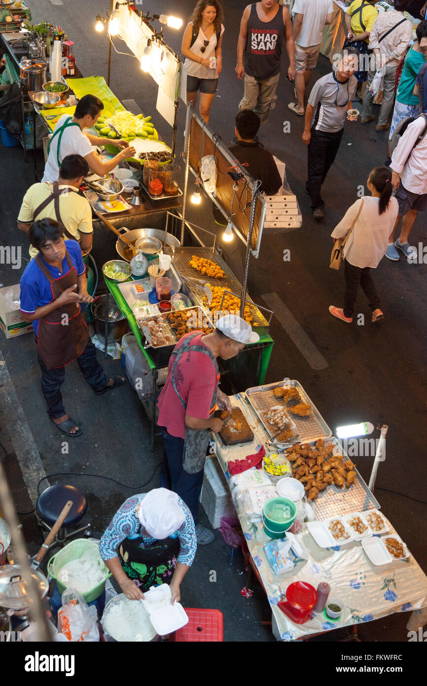 Domenica, Bangkok street cottura a Sala Daeng (Thailandia). La minima patch di pavimentazione è ripreso da banchi di cibo. Foto Stock