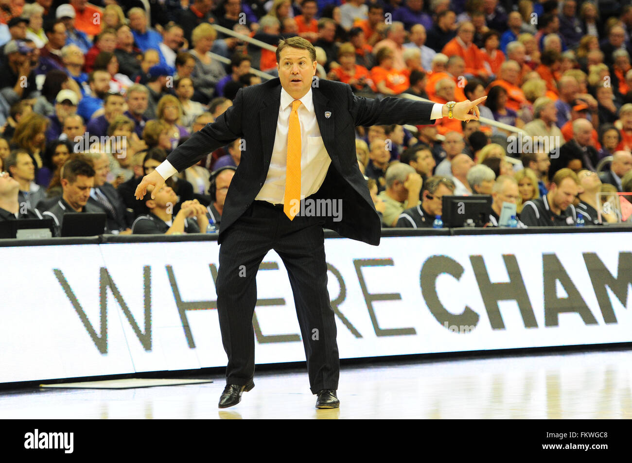 Kansas City, Missouri, Stati Uniti d'America. 09Mar, 2016. Oklahoma State Cowboys head coach Travis Ford durante il NCAA 12 grandi campionati di pallacanestro tra i Kansas State Wildcats e Oklahoma State Cowboys presso il Centro Sprint a Kansas City, Missouri. Kendall Shaw/CSM/Alamy Live News Foto Stock