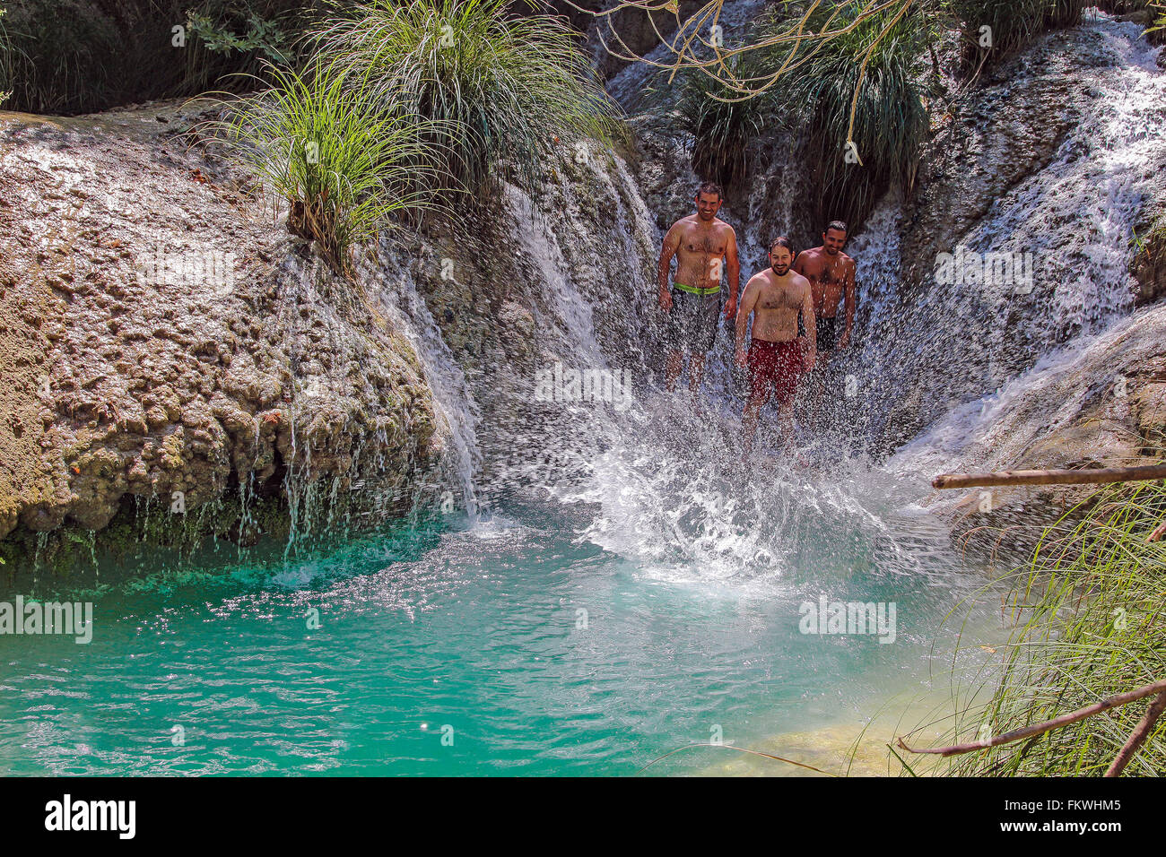 Nuoto nelle cascate Foto Stock