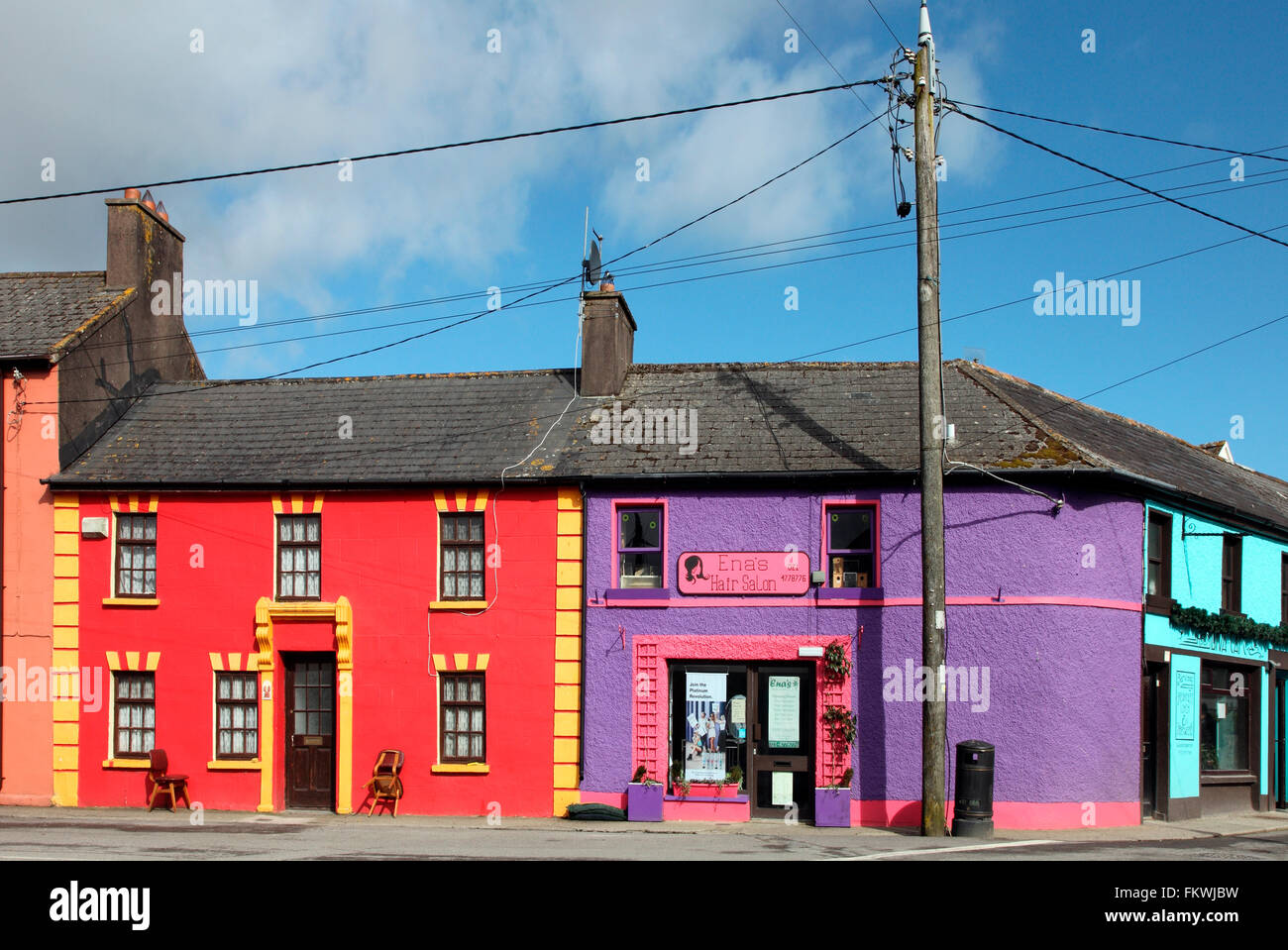 Facciate colorate nel villaggio di Ballinspittle nella contea di Cork Foto Stock