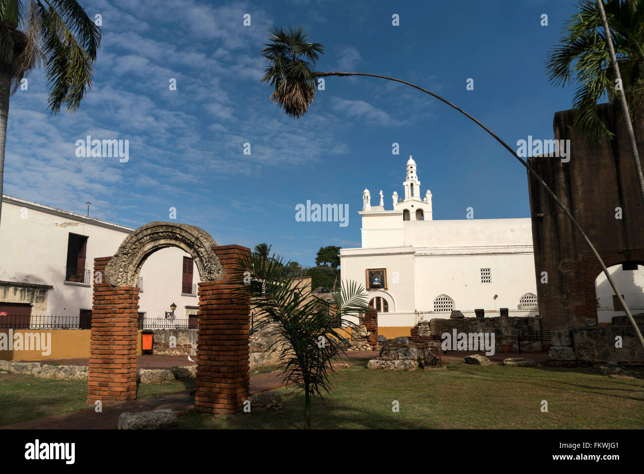 Ruinas del Hospital San Nicolas de Bari e la chiesa Iglesia de la Altagraciacapital Santo Domingo, Repubblica Dominicana, auto Foto Stock