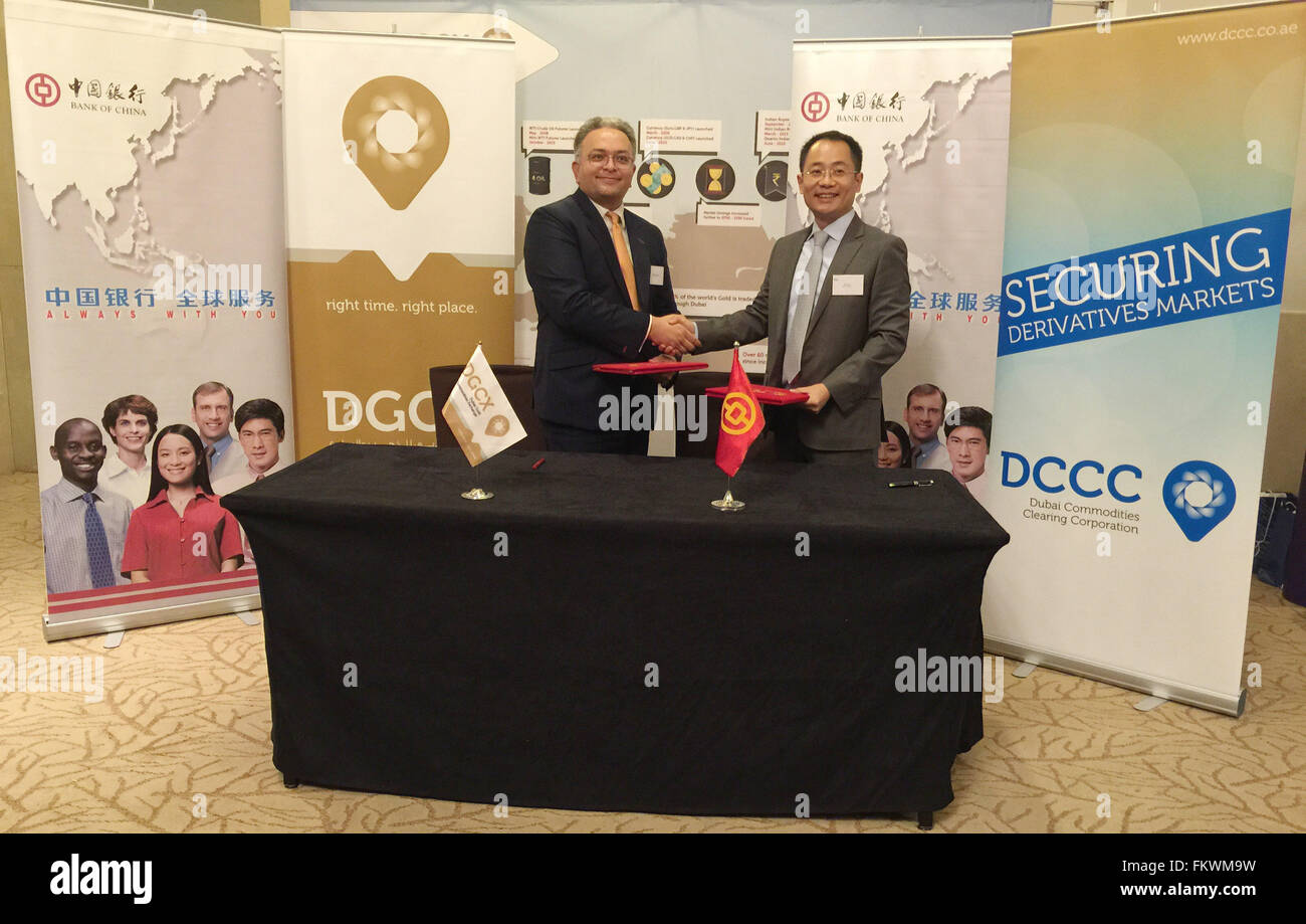 Dubai. Decimo Mar, 2016. Direttore generale della Banca di Cina Abu Dhabi branch Tian Jun (R) stringe la mano con il CEO di Dubai Oro e Commodities Exchange (DGCX) Gaurang Desai dopo la cerimonia della firma a Dubai, Emirati Arabi Uniti, il 10 marzo 2016. I prodotti di base e derivati in valuta bourse DGCX ha detto qui giovedì che la Banca della Cina è stato nominato come una soluzione banca per Dubai Commodities Clearing Corporation (DCCC), una controllata di DGCX, Emirati arabi uniti (EAU) membro agenzia di notizie riportate WAM. © Xinhua foto/Alamy Live News Foto Stock