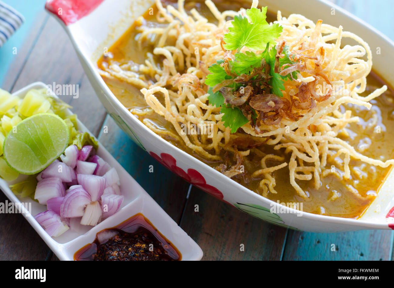 A base di noodle all'uovo di pollo al curry (cibo tailandese nome Kao Soi Kai ) Foto Stock