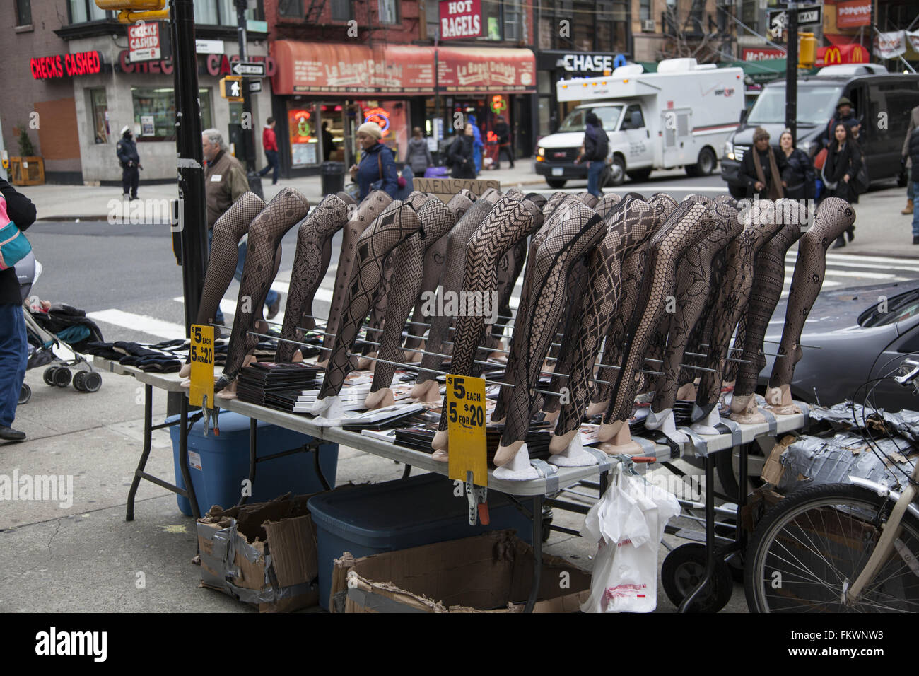 Calze moda per donne venduto lungo Court Street in Brooklyn, New York. Foto Stock