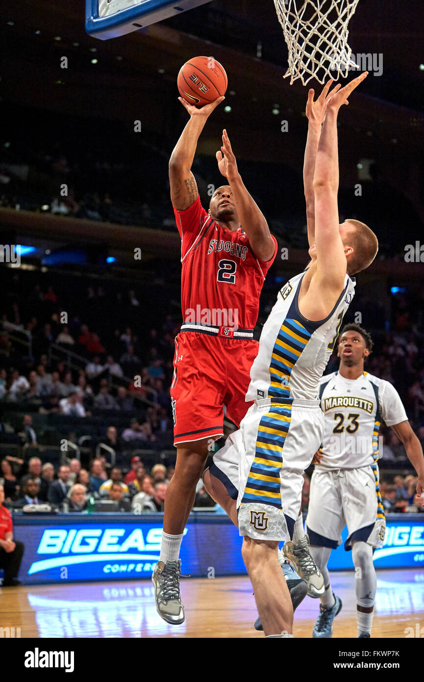 New York, New York, Stati Uniti d'America. Decimo Mar, 2016. St Johns avanti Christian Jones #2 germogli su Marquette di avanti Henry Ellenson #13 nella seconda metà durante il primo giro orientale grande torneo tra la St Johns Red Storm e la Marquette aquile reali al Madison Square Garden di New York City. Marquette sconfitto St Johns 101-93. Duncan Williams/CSM/Alamy Live News Foto Stock