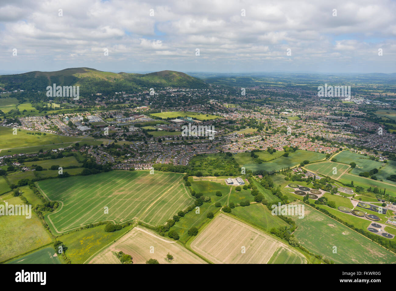 Una veduta aerea del Worcestershire città di Malvern con il Malvern Hills visibile Foto Stock