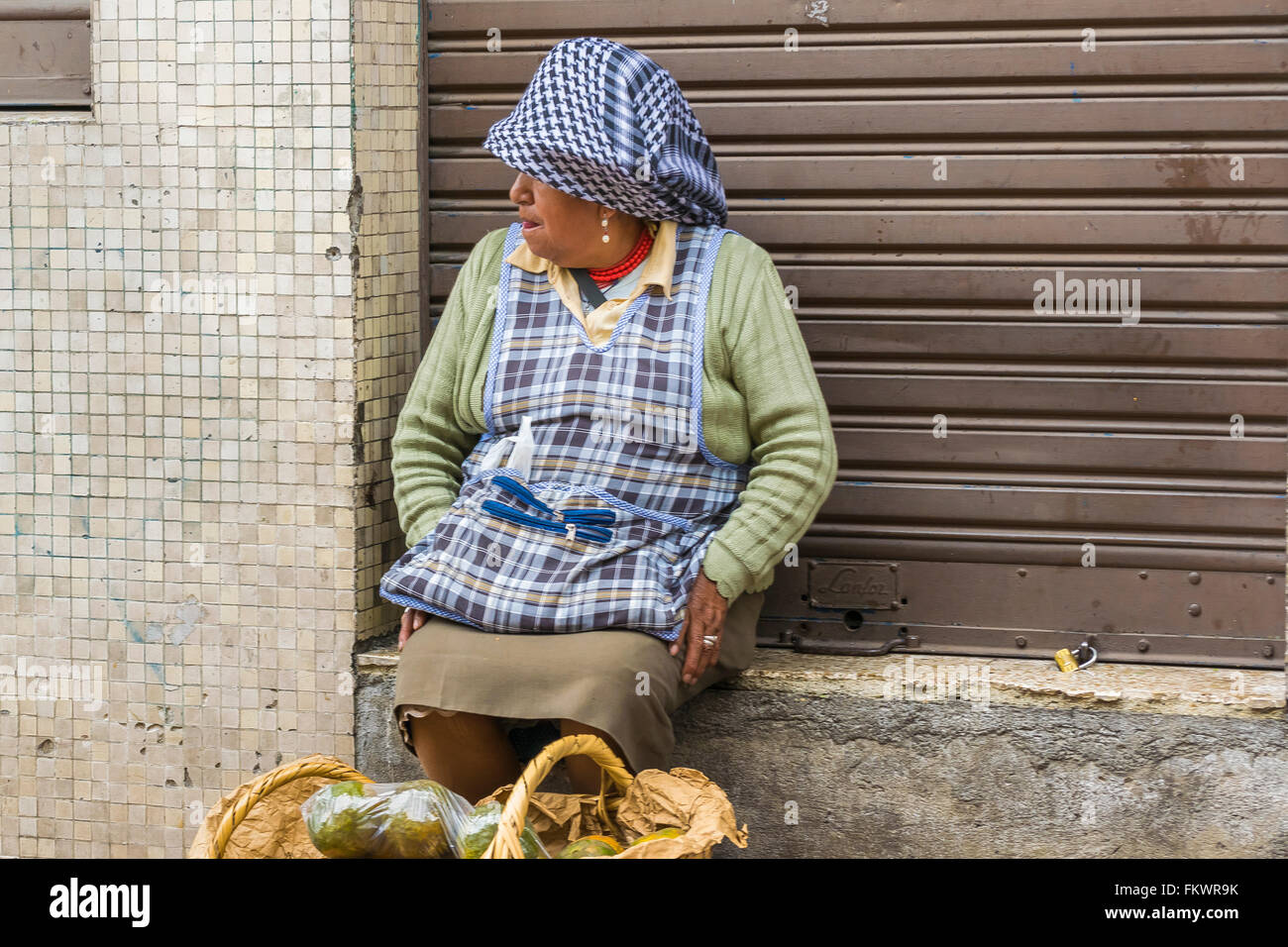 QUITO, ECUADOR, ottobre - 2015 - tradizionale donna street venditore al centro storico di Quito, Ecuador. Foto Stock