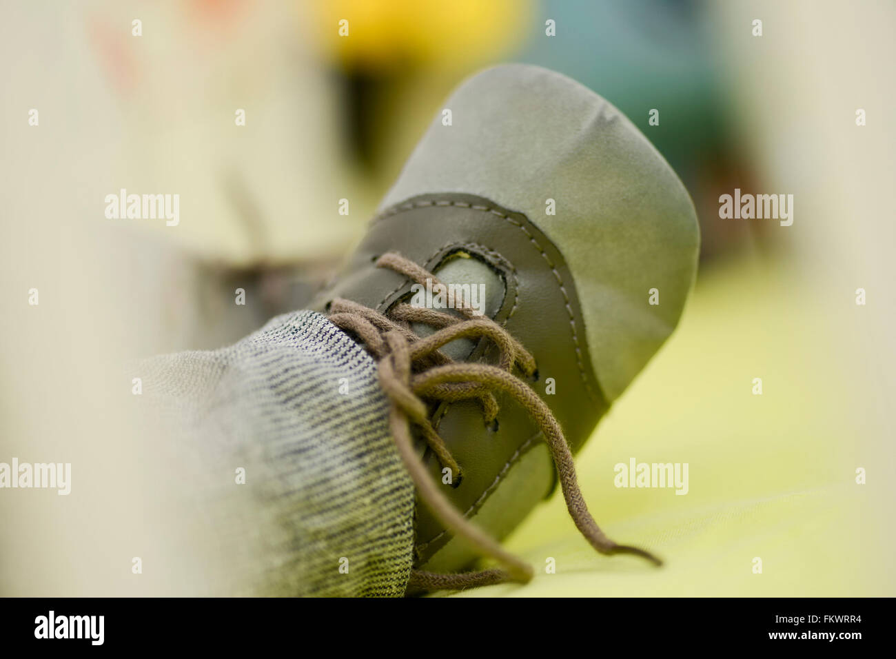 Piedi di scarpe per bambini al grigio in pelle Foto Stock