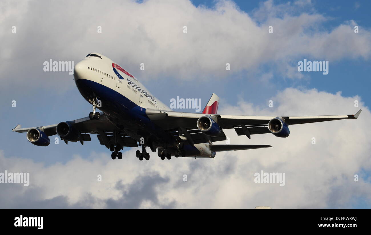 British Airways Boeing 747 l'atterraggio all'Aeroporto di Londra Heathrow Foto Stock
