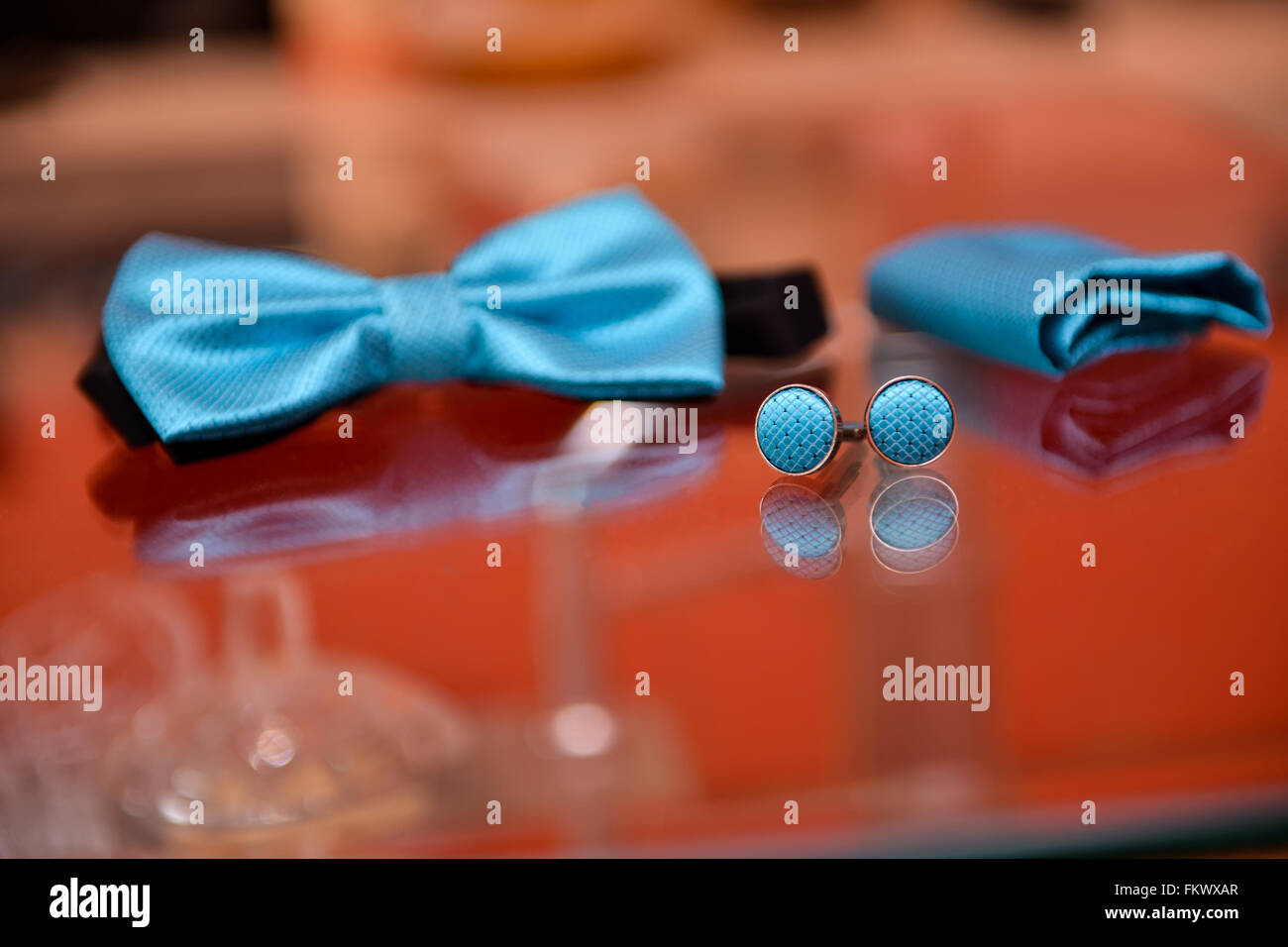 Blue bow tie e gemelli riflettente giorno di nozze Foto Stock