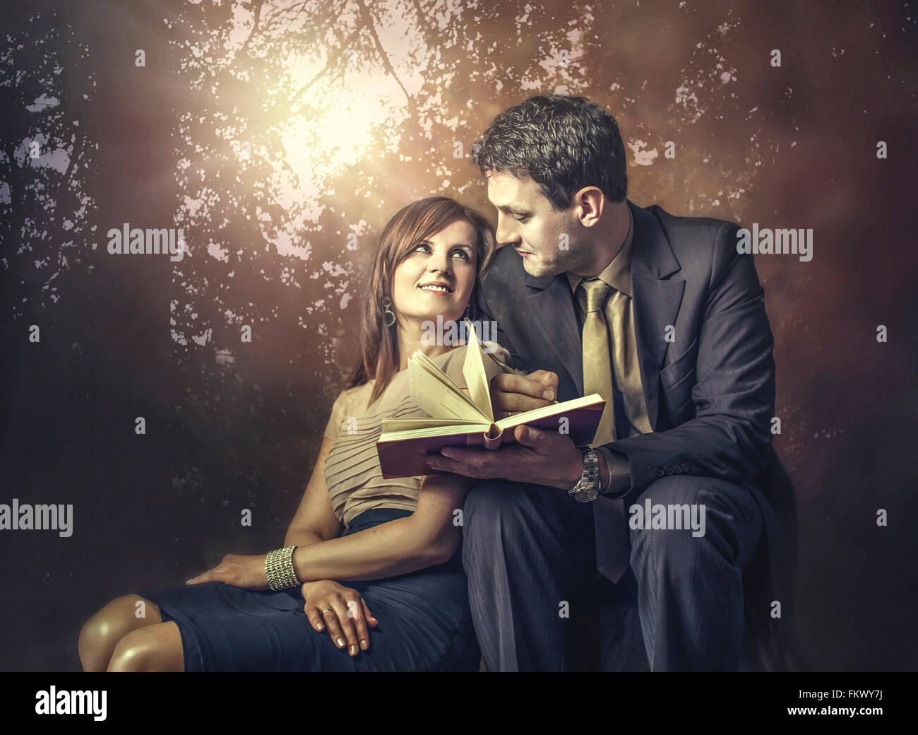 Coppia giovane in amore seduto in posizione di parcheggio Foto Stock