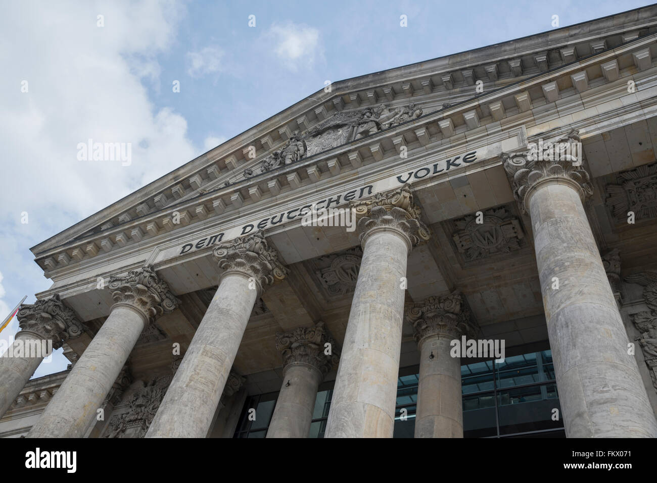 Dem volke deutshen (per il popolo tedesco)- l ingresso del Reichstag a Berlino Foto Stock