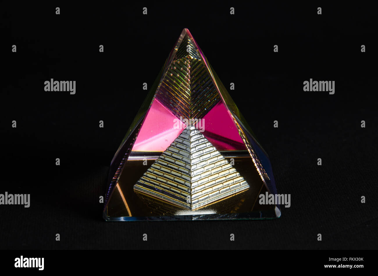 Un fulgido piramide in vetro in sfondo nero Foto Stock