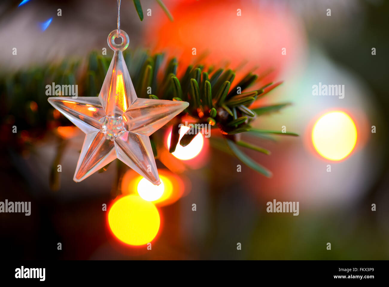 Starlet decorazioni di Natale appeso nella struttura ad albero Foto Stock