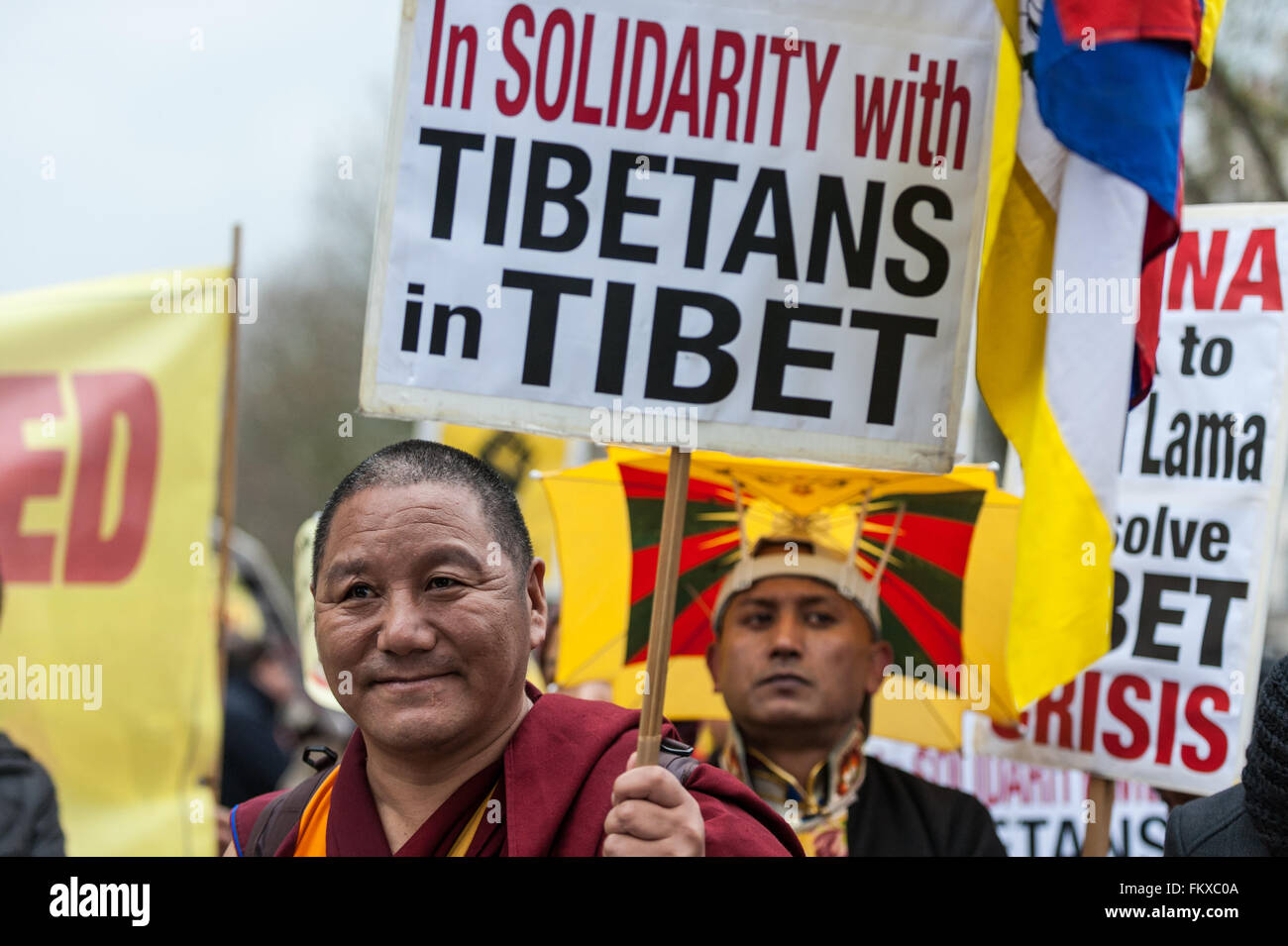 Londra, Regno Unito. Il 10 marzo 2016. Il Tibetano londinesi si raccolgono al di fuori dell'Ambasciata della Cina in Portland Place chiamando per 'Giustizia in Tibet', prima di marciare attraverso il centro di Londra, guidato da un rifugiato monaco buddista (nella foto). Essi si erano riuniti per commemorare il 57 anniversario della Rivolta Nazionale Tibetana Giorno (quando migliaia di tibetani sono stati uccisi in una rivolta a Lhasa per proteggere il Dalai Lama da truppe Cinesi e di occupazione del proprio paese). Credito: Stephen Chung / Alamy Live News Foto Stock