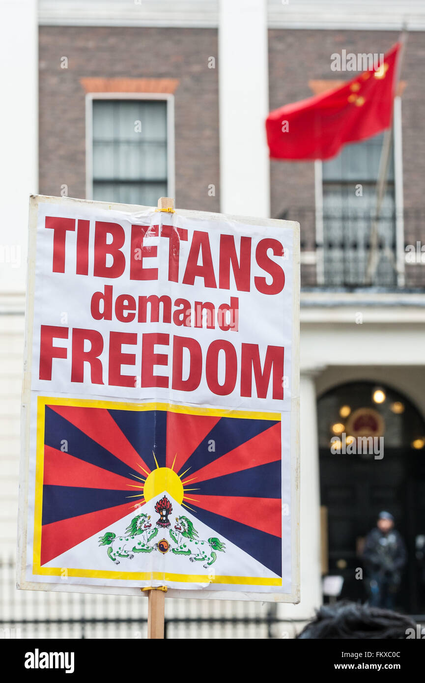 Londra, Regno Unito. Il 10 marzo 2016. Il Tibetano londinesi si raccolgono al di fuori dell'Ambasciata della Cina in Portland Place chiamando per 'Giustizia in Tibet', prima di marciare attraverso il centro di Londra. Essi si erano riuniti per commemorare il 57 anniversario della Rivolta Nazionale Tibetana Giorno (quando migliaia di tibetani sono stati uccisi in una rivolta a Lhasa per proteggere il Dalai Lama da truppe Cinesi e di occupazione del proprio paese). Credito: Stephen Chung / Alamy Live News Foto Stock