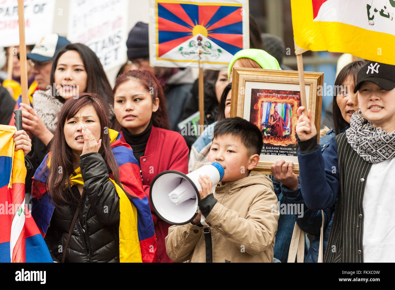 Londra, Regno Unito. Il 10 marzo 2016. Il Tibetano londinesi si raccolgono al di fuori dell'Ambasciata della Cina in Portland Place chiamando per 'Giustizia in Tibet', prima di marciare attraverso il centro di Londra. Essi si erano riuniti per commemorare il 57 anniversario della Rivolta Nazionale Tibetana Giorno (quando migliaia di tibetani sono stati uccisi in una rivolta a Lhasa per proteggere il Dalai Lama da truppe Cinesi e di occupazione del proprio paese). Credito: Stephen Chung / Alamy Live News Foto Stock