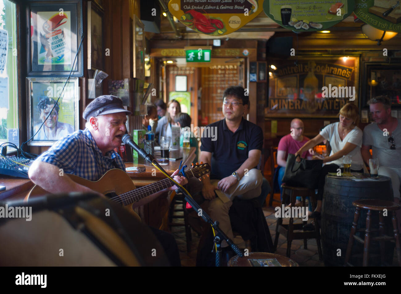 Tradizionale irlandese musicista folk a cantare in Temple Bar di Dublino. Foto Stock