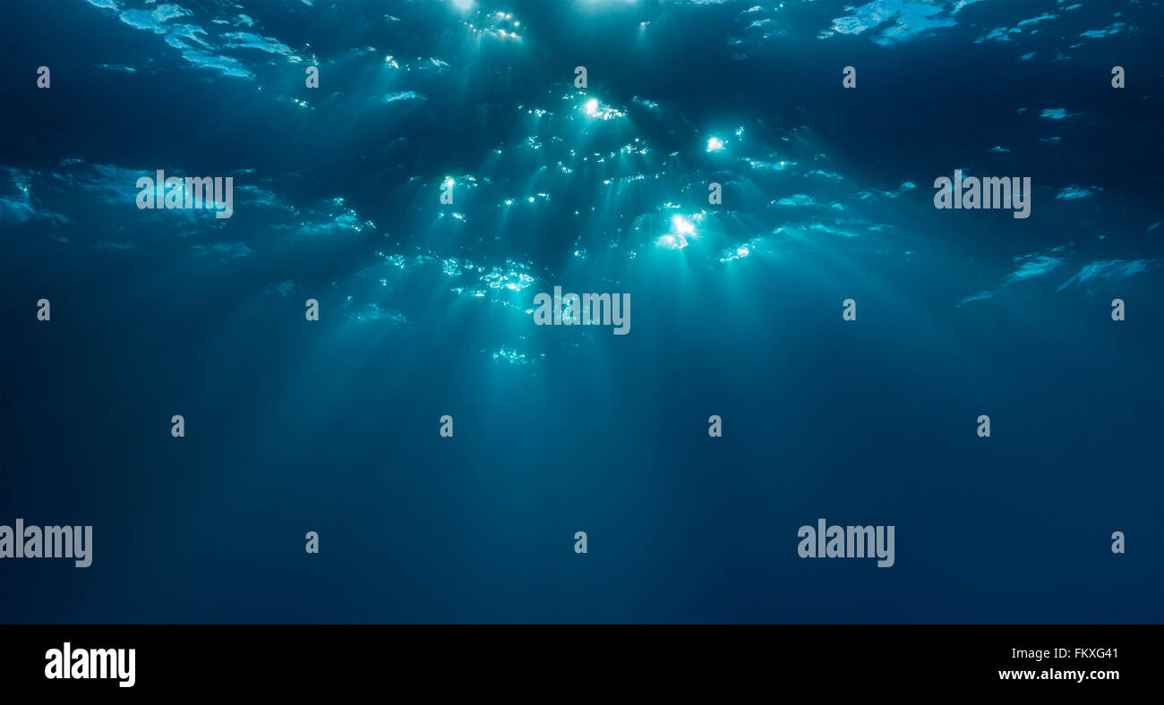 Fasci di luce colline punteggiano la superficie dell'Oceano sott'acqua. Malapascua, Filippine, Novembre. Foto Stock