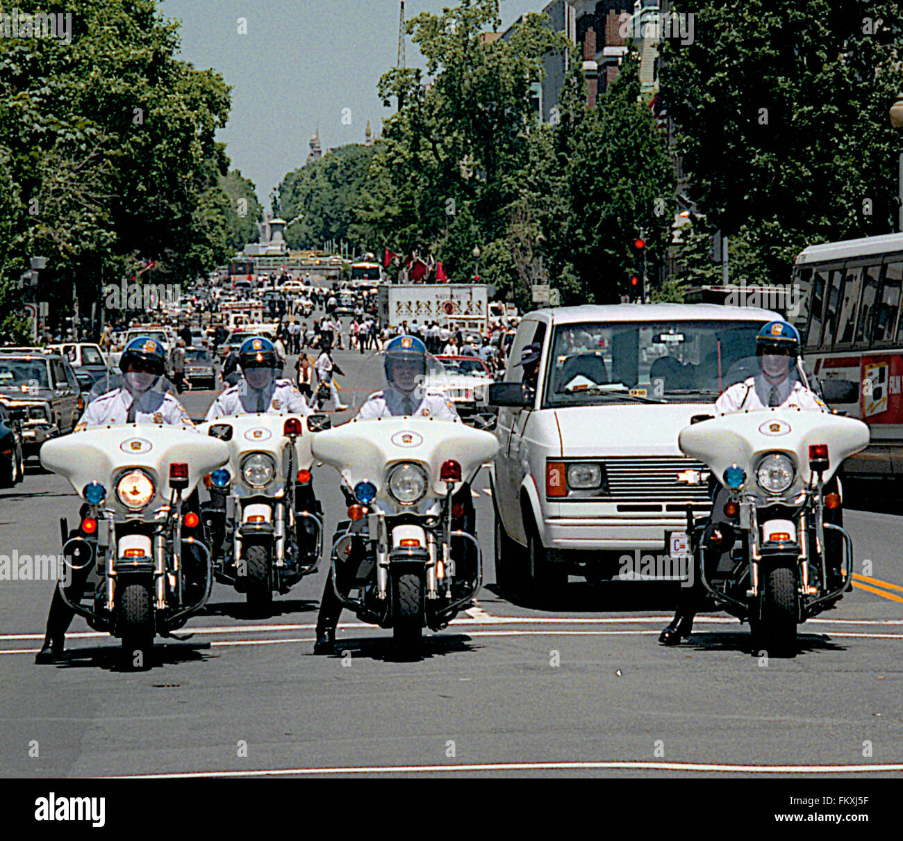 Washington, DC, Stati Uniti d'America, 31 maggio, 1990 Washington DC Metropolitan Police insieme con noi. Parcheggio motocicli di polizia a fornire le scorte per il presidente russo Mikhail Sergeyevich Gorbahev motorcades come lui corre in avanti e indietro dall'Ambasciata russa edificio sulla 16th street per la Casa Bianca per incontri al vertice con il Presidente George H.W. Bush. Credito: Mark Reinstein Foto Stock