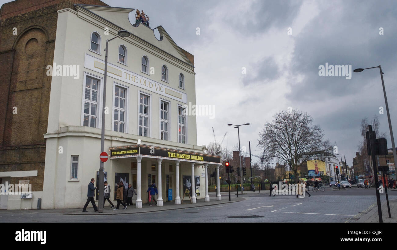 La Old Vic è un teatro situato a sud-est di Waterloo Station di Londra sullo spigolo di taglio e Waterloo Road. Foto Stock