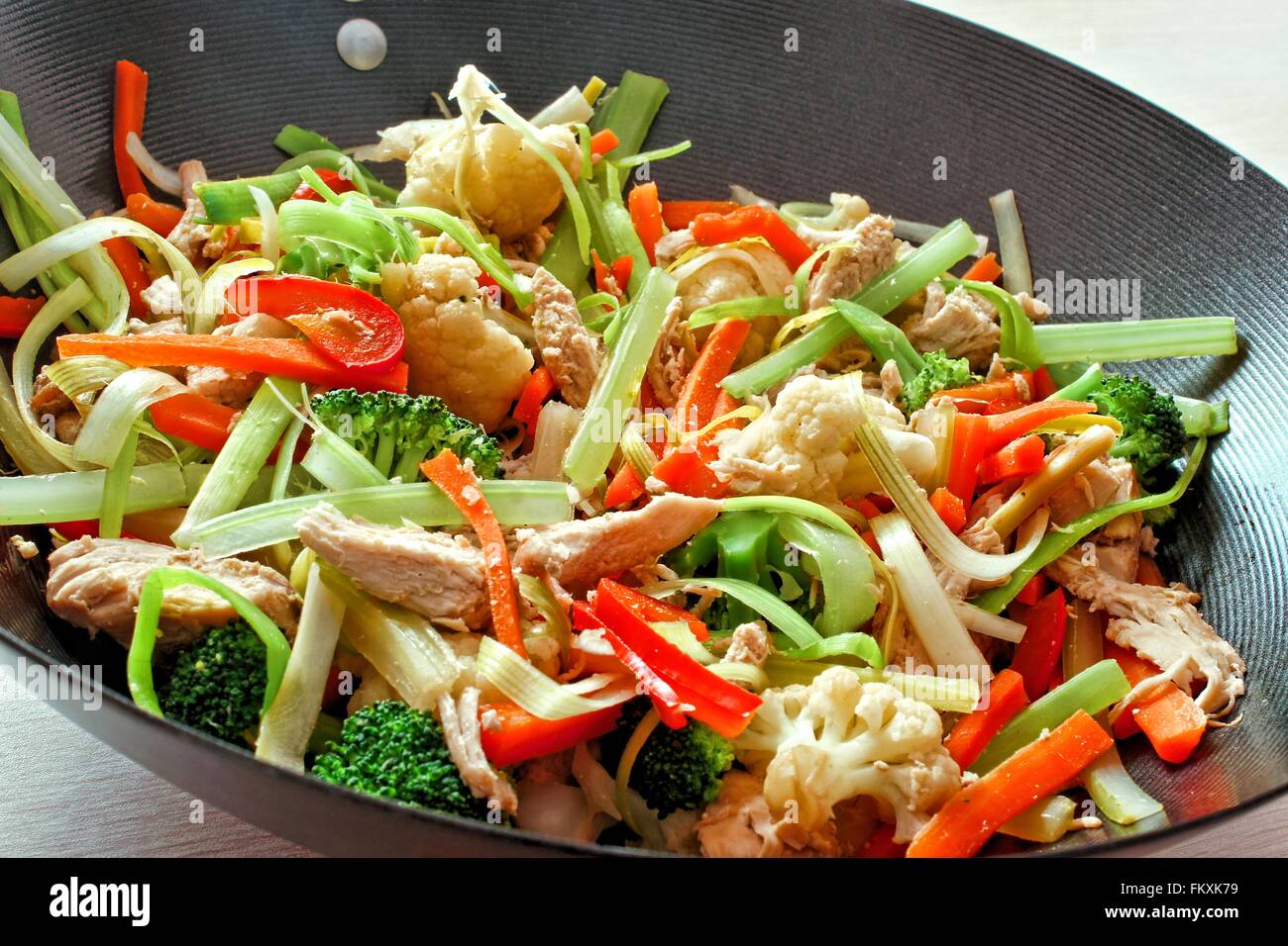 Miscelati rosolare le verdure con pollo in un wok close up Foto Stock