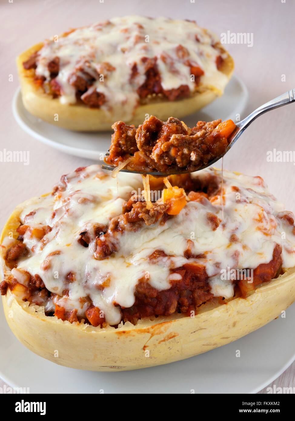 Forcella piena di zucca spaghetti cotti con la massa magra la Turchia, peperoni, salsa di pomodoro e mozzarella formaggio Foto Stock