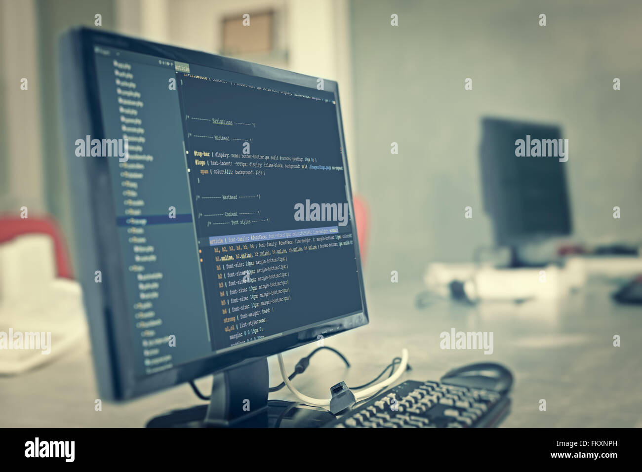 Sito Web dei codici sul monitor del computer in ufficio Foto Stock