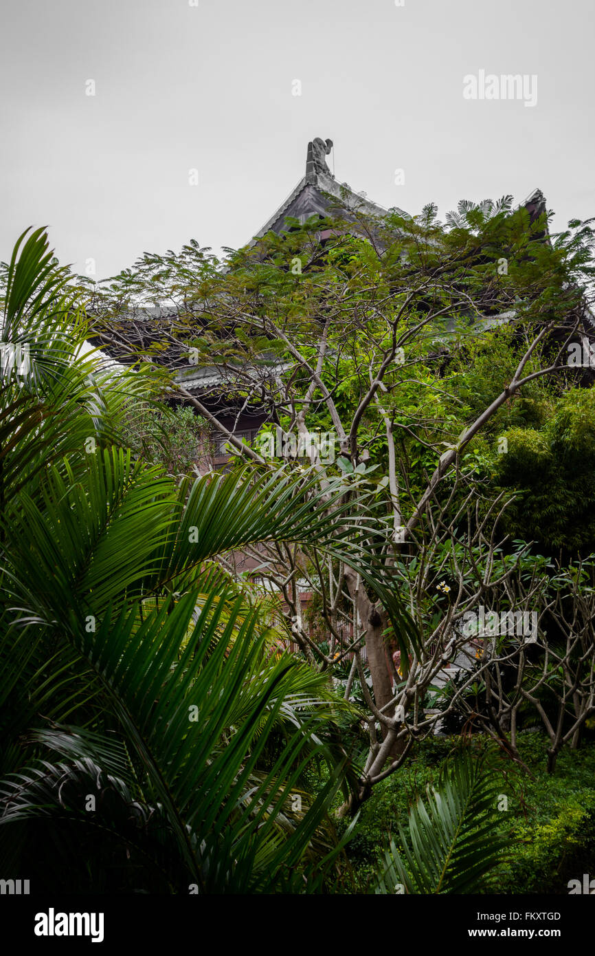 Edificio in stile cinese in una foresta tropicale Foto Stock