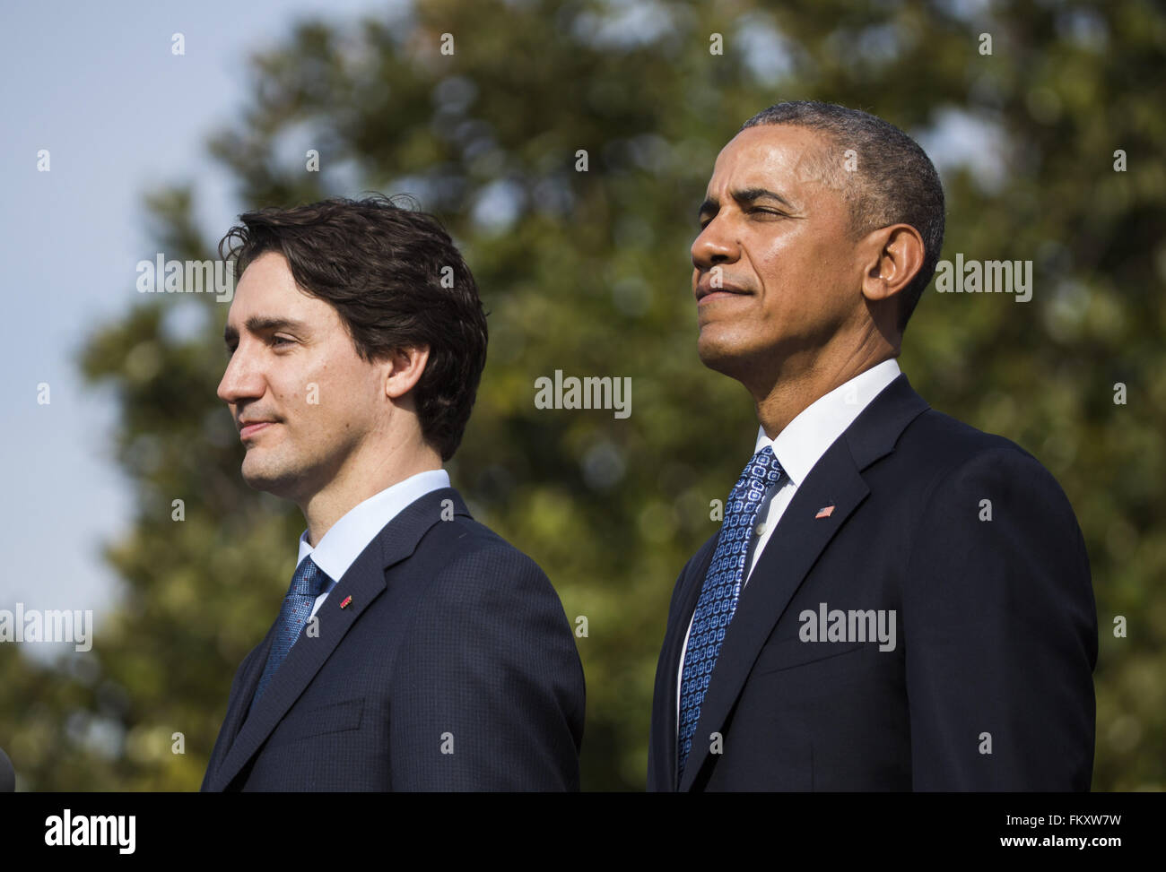 Washington, Distretto di Columbia, Stati Uniti d'America. Decimo Mar, 2016. Stati Uniti Il presidente Barack Obama (R) accoglie con favore il primo ministro del Canada Justin Trudeau (L) in corrispondenza di una cerimonia di arrivo sul prato Sud della Casa Bianca a Washington DC, USA, 10 marzo 2016. Questa è la prima visita ufficiale del Primo ministro del Canada Justin Trudeau alla Casa Bianca. Credito: Jim LoScalzo/Piscina via CNP Credito: Jim Loscalzo/CNP/ZUMA filo/Alamy Live News Foto Stock