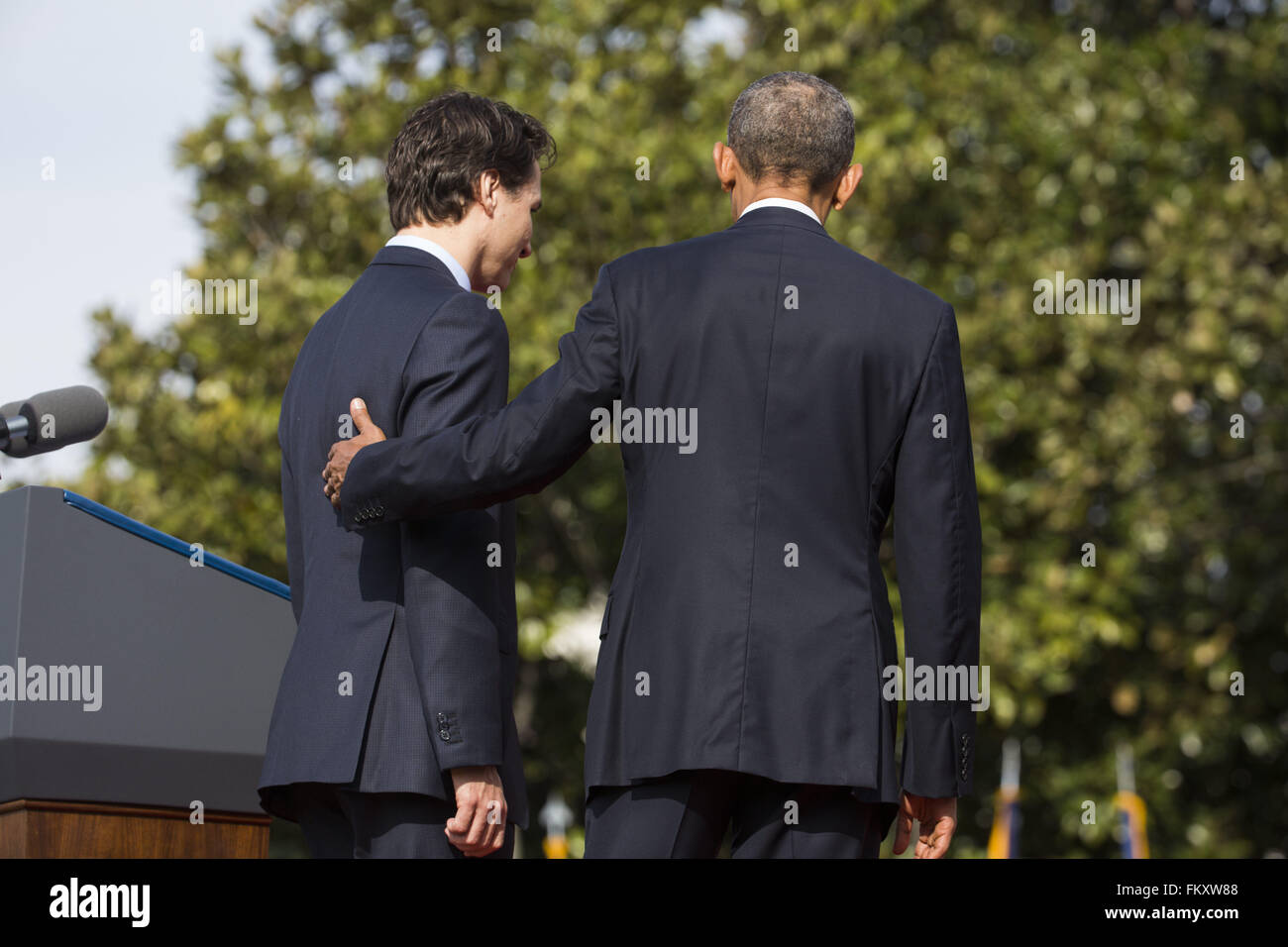 Washington, Distretto di Columbia, Stati Uniti d'America. Decimo Mar, 2016. Stati Uniti Il presidente Barack Obama (R) accoglie con favore il primo ministro del Canada Justin Trudeau (L) in corrispondenza di una cerimonia di arrivo sul prato Sud della Casa Bianca a Washington DC, USA, 10 marzo 2016. Questa è la prima visita ufficiale del Primo ministro del Canada Justin Trudeau alla Casa Bianca. Credito: Jim LoScalzo/Piscina via CNP Credito: Jim Loscalzo/CNP/ZUMA filo/Alamy Live News Foto Stock