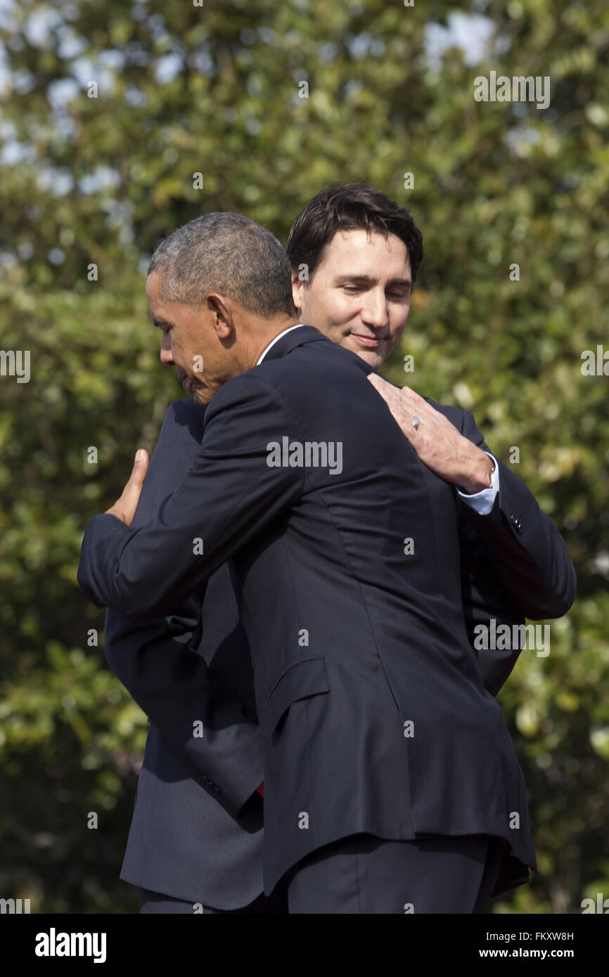 Washington, Distretto di Columbia, Stati Uniti d'America. Decimo Mar, 2016. Stati Uniti Il presidente Barack Obama avvolge il primo ministro del Canada Justin Trudeau a una cerimonia di arrivo sul prato Sud della Casa Bianca a Washington DC, USA, 10 marzo 2016. Questa è la prima visita ufficiale del Primo ministro del Canada Justin Trudeau alla Casa Bianca. Credito: Jim LoScalzo/Piscina via CNP Credito: Jim Loscalzo/CNP/ZUMA filo/Alamy Live News Foto Stock