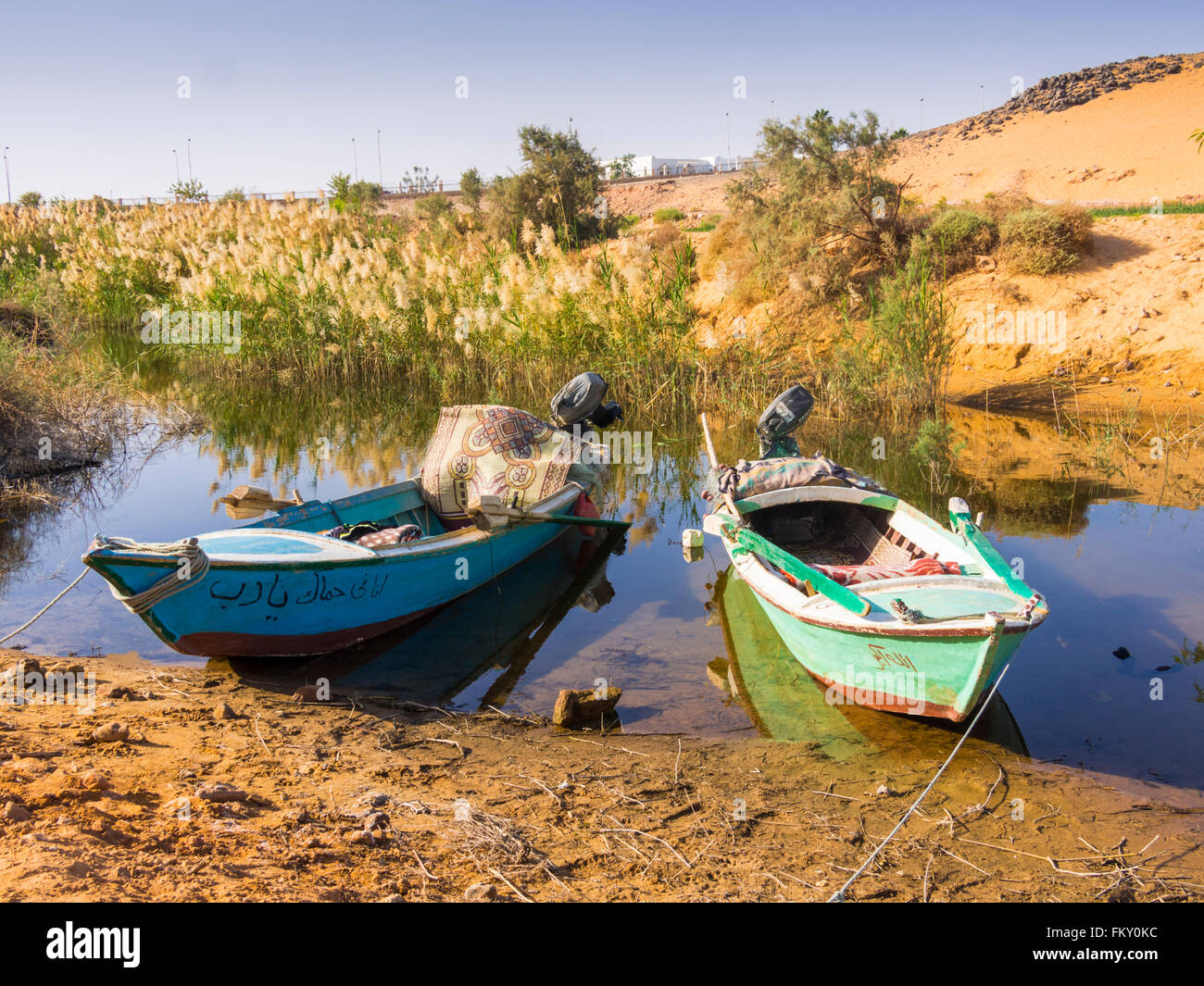 Due piccole barche da pesca in un torrente ad Abu Simbel sul lago Nasser, Egitto. Foto Stock