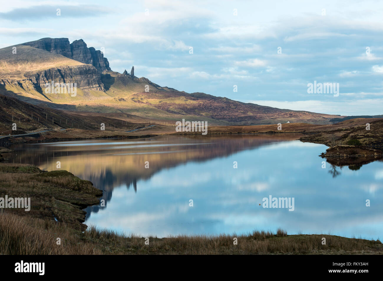 La riflessione nel lago di Vecchio Uomo di Storr Skye. Gennaio Foto Stock