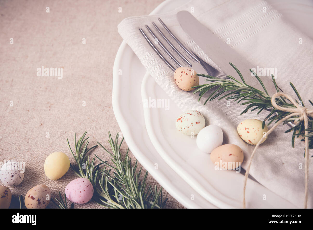 Pasqua impostazione tabella spazio copia di sfondo, il fuoco selettivo Foto Stock