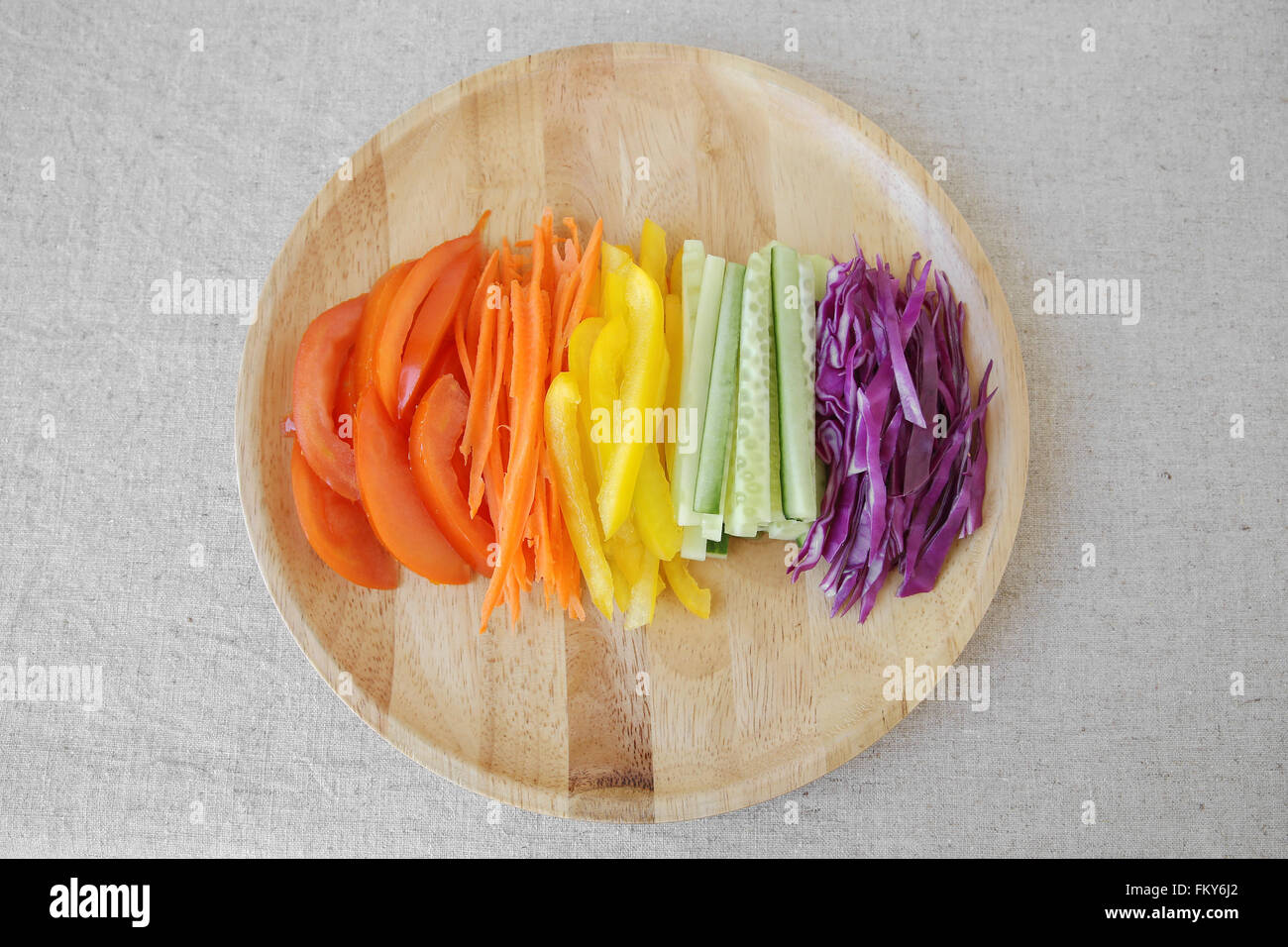 Go Green, Insalata arcobaleno sul piatto di legno Foto Stock