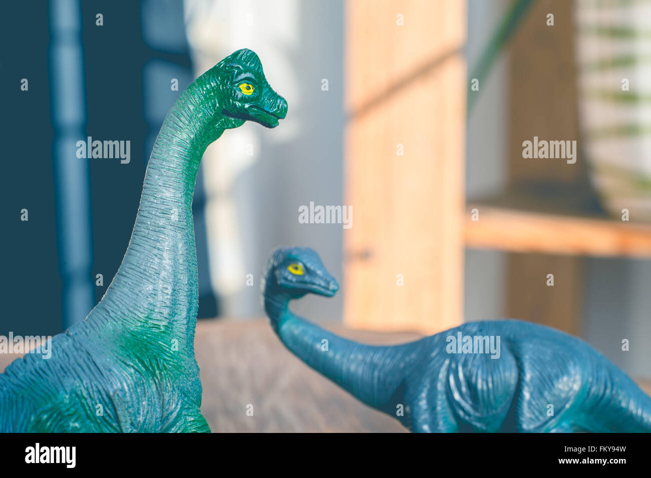 Close-up di due plastica giocattolo dinosauro con retro effetto vintage Foto Stock