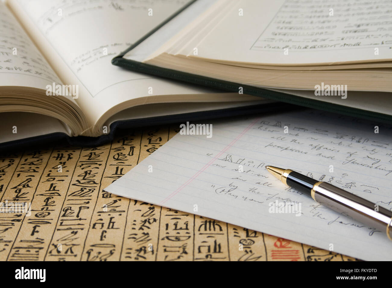 Vista dettagliata del papiro, penna e libri di geroglifici egiziani Foto Stock