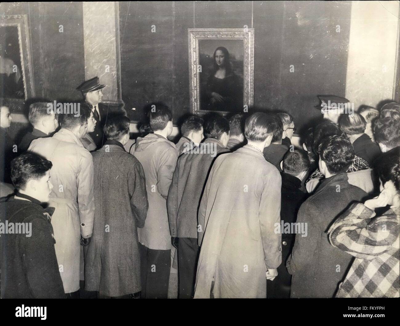 1951 - Parigi - La Mona Lisa ''La Gioconda'' Davines. Il dipinto, pensato per essere un ritratto di Lisa Gherardini, moglie di Francesco del Giocondo, è in olio su un bianco Lombardia pannello di pioppo, e si pensa sia stata dipinta tra il 1503 e il 1506. Leonardo maggio hanno continuato a lavorare su di esso in ritardo come 1517. È stata acquisita da re Francesco I di Francia ed è ora di proprietà della Repubblica francese, in esposizione permanente al Museo del Louvre a Parigi dal 1797. (Credito Immagine: © Keystone Pictures USA/ZUMAPRESS.com) Foto Stock