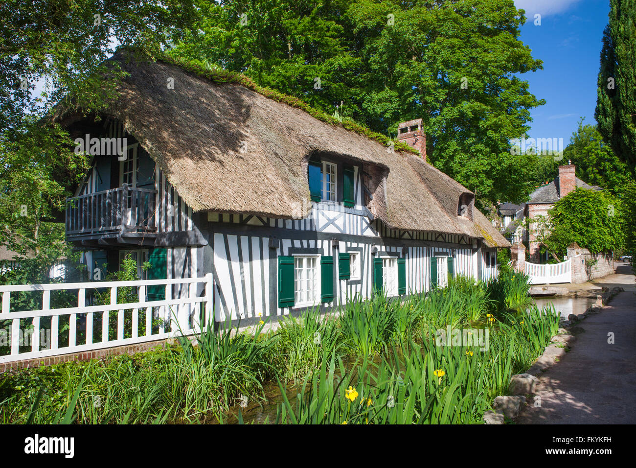 In stile Tudor House lungo il fiume Veules, Veules-les-Roses, Seine-Maritime, Alta Normandia, Francia Foto Stock