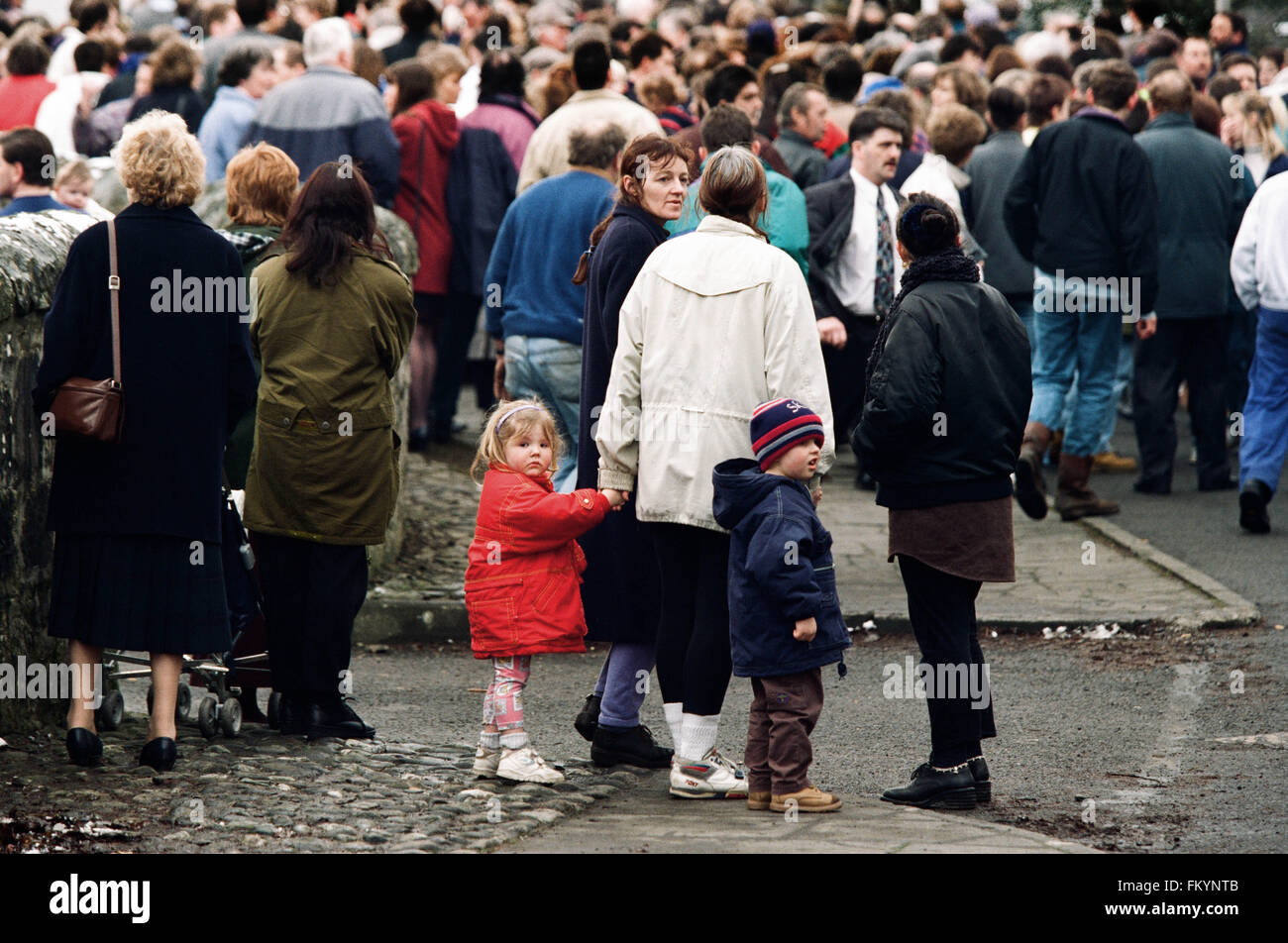 I bambini e gli adulti si raccolgono al di fuori di Dunblane scuola primaria, Scozia, poco dopo l'incidente di tiro nei locali. Il Dunblane School Massacre è stato uno dei più letali omicidi di massa nella storia del Regno Unito, quando pistolero Thomas Hamilton ucciso sedici bambini e un insegnante a Dunblane scuola primaria vicino a Stirling, in Scozia il 13 marzo 1996, prima di uccidere se stesso. Come un risultato di uccisioni, due nuove armi da fuoco gli atti sono passati, che rese effettivamente la proprietà privata di pistole illegale in Gran Bretagna. Foto Stock