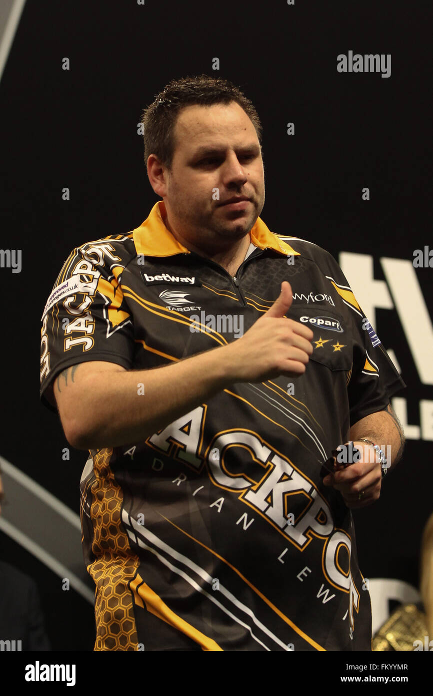 Capital FM Arena, Nottingham, Regno Unito. Decimo Mar, 2016. Betway PDC Premier League Freccette. Notte 6. Adrian Lewis entra nell'arena per affrontare Peter Wright Credito: Azione Sport Plus/Alamy Live News Foto Stock