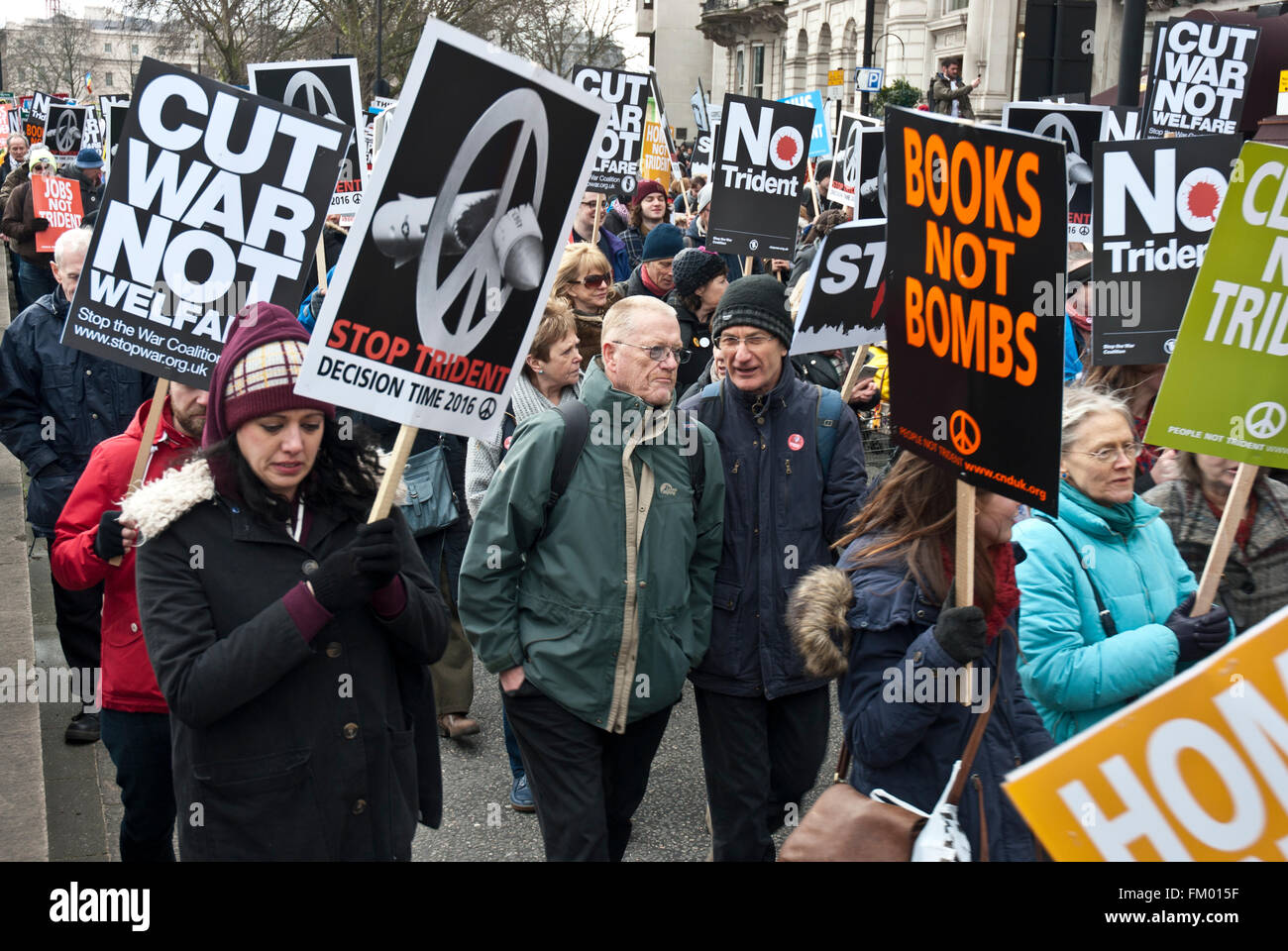 Cnd demo con poster 'libri non bombe' 'Stop trident 'taglia la guerra non welfare ". Londra 2016 Foto Stock