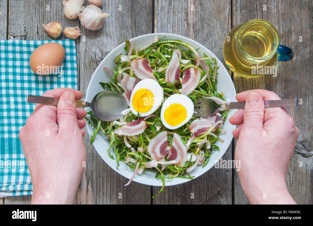 Fresca insalata di tarassaco con uova sode e pancetta Foto Stock