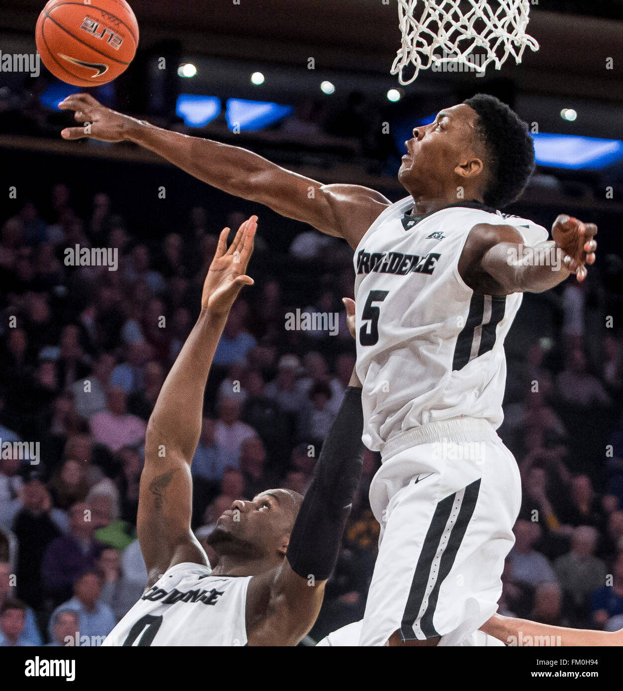 New York, New York, Stati Uniti d'America. Decimo Mar, 2016. Marzo 10, 2016 : la provvidenza di Rodney giovenco fornisce difesa posteriore e riceve un colpo bloccato durante la Big East Tournament quarterfinal match tra il Butler Bulldogs e la Provvidenza Frati al Madison Square Garden di New York New York il 10 marzo 2016. Scott Serio/ESW/CSM/Alamy Live News Foto Stock