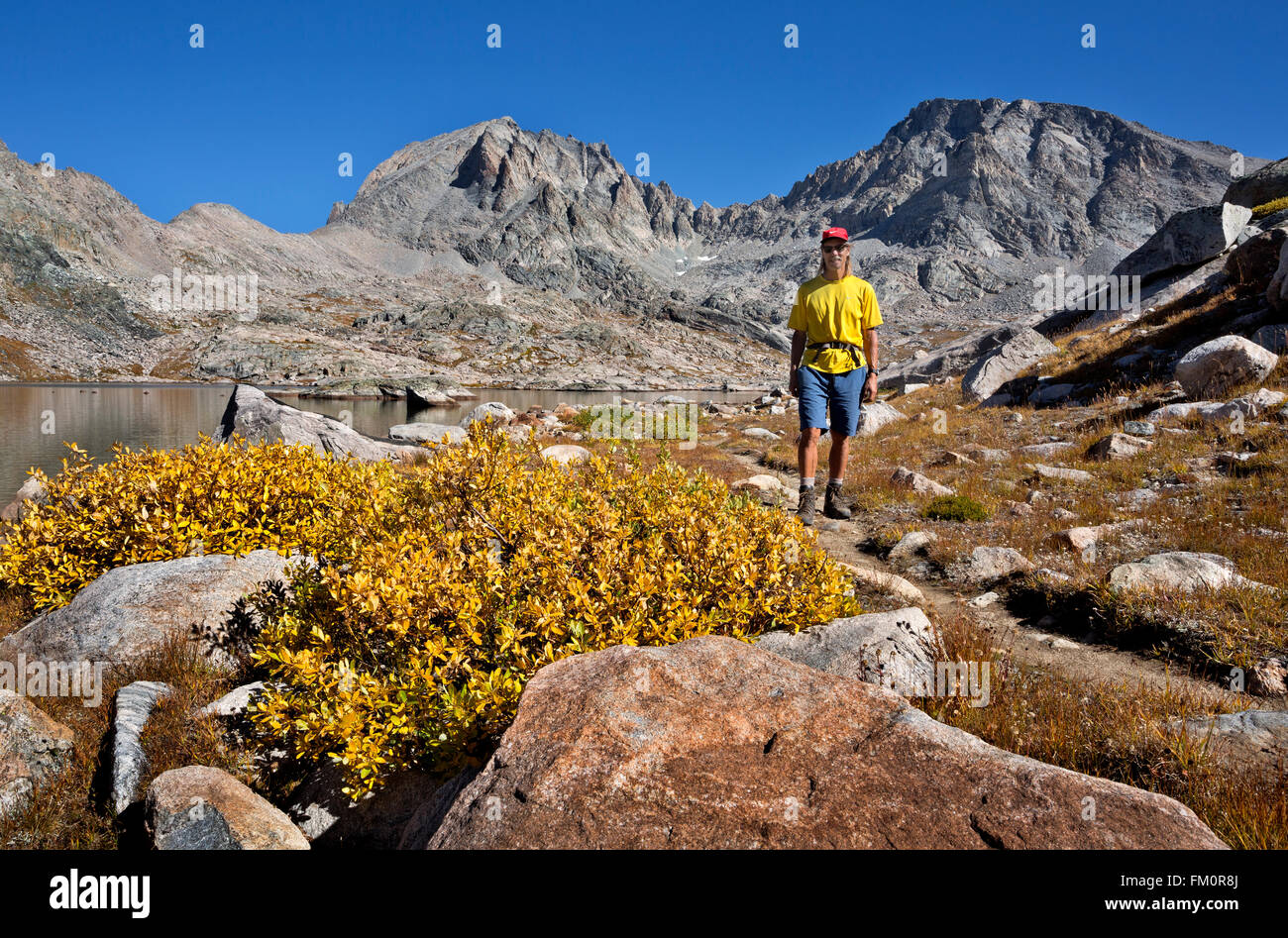 WY01272-00...WYOMING - escursionista in bacino indiano al di sotto di Fremont picco sul sentiero per Indian Pass in Wind River Range. Foto Stock