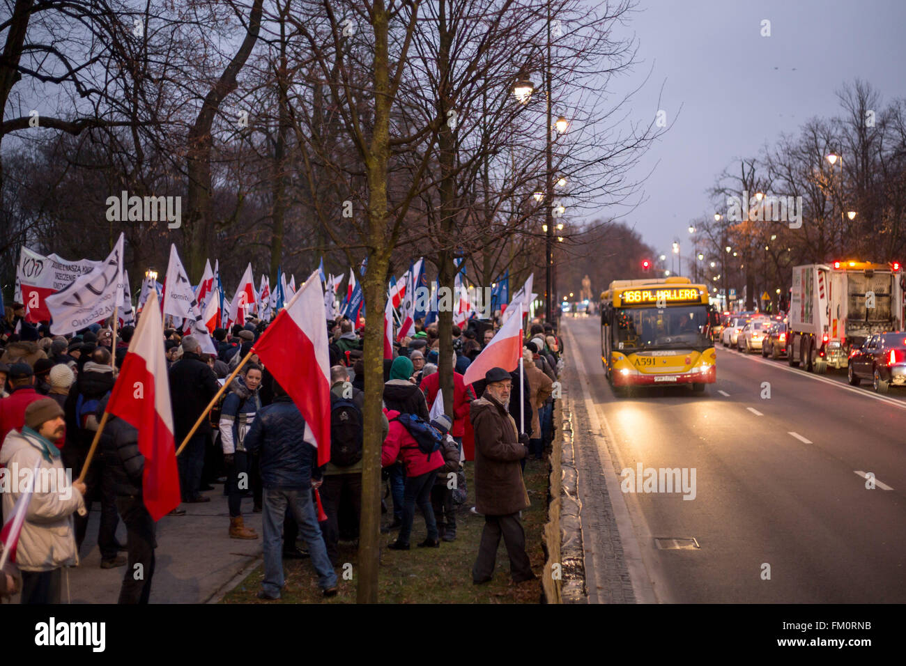 Varsavia, Polonia. 10 marzo, 2016. Le persone prendono parte a una dimostrazione organizzata dal polacco Razem partito e Comitato polacco per la Difesa della Democrazia (KOD) chiamando il Primo ministro polacco Beata Szydlo di pubblicare il Tribunale Costituzionale verdetto, all'Ufficio del Primo Ministro il 10 marzo 2016 a Varsavia in Polonia. Credito: MW/Alamy Live News Foto Stock