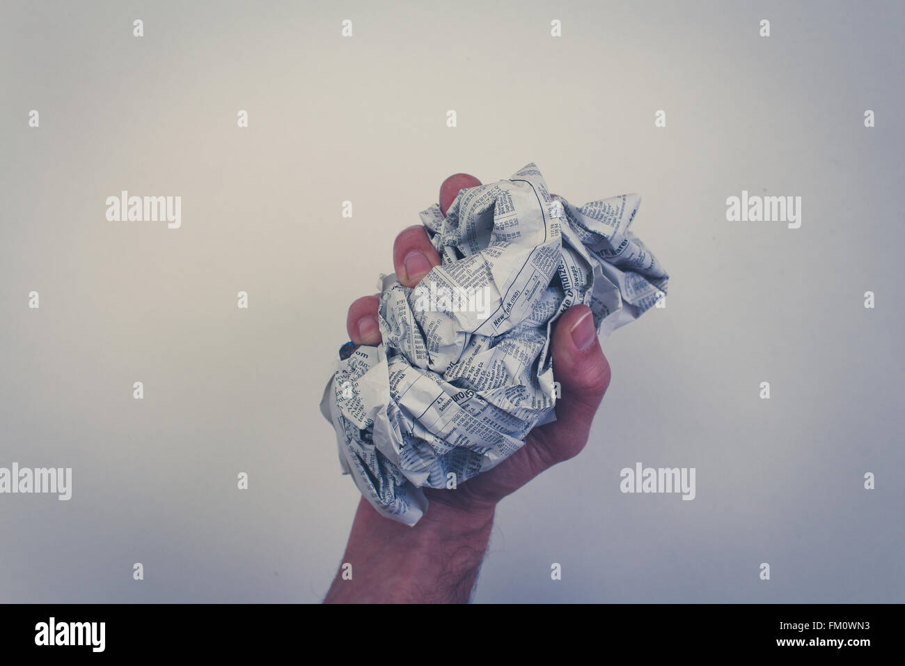 A mano / a pugno holding avvitato giornale tedesco sezione business Foto Stock