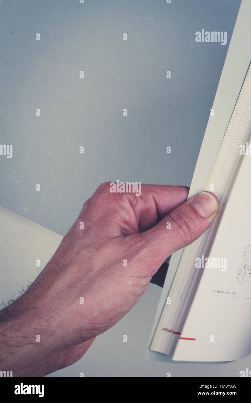 Mani girando le pagine nel libro vuoto con pagine vuote Foto Stock